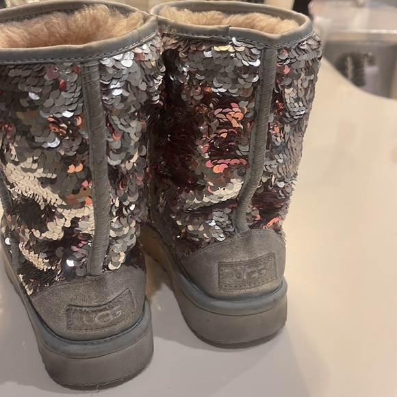 Uggs ankle girls Sz 5 booties - Picture 4 of 4